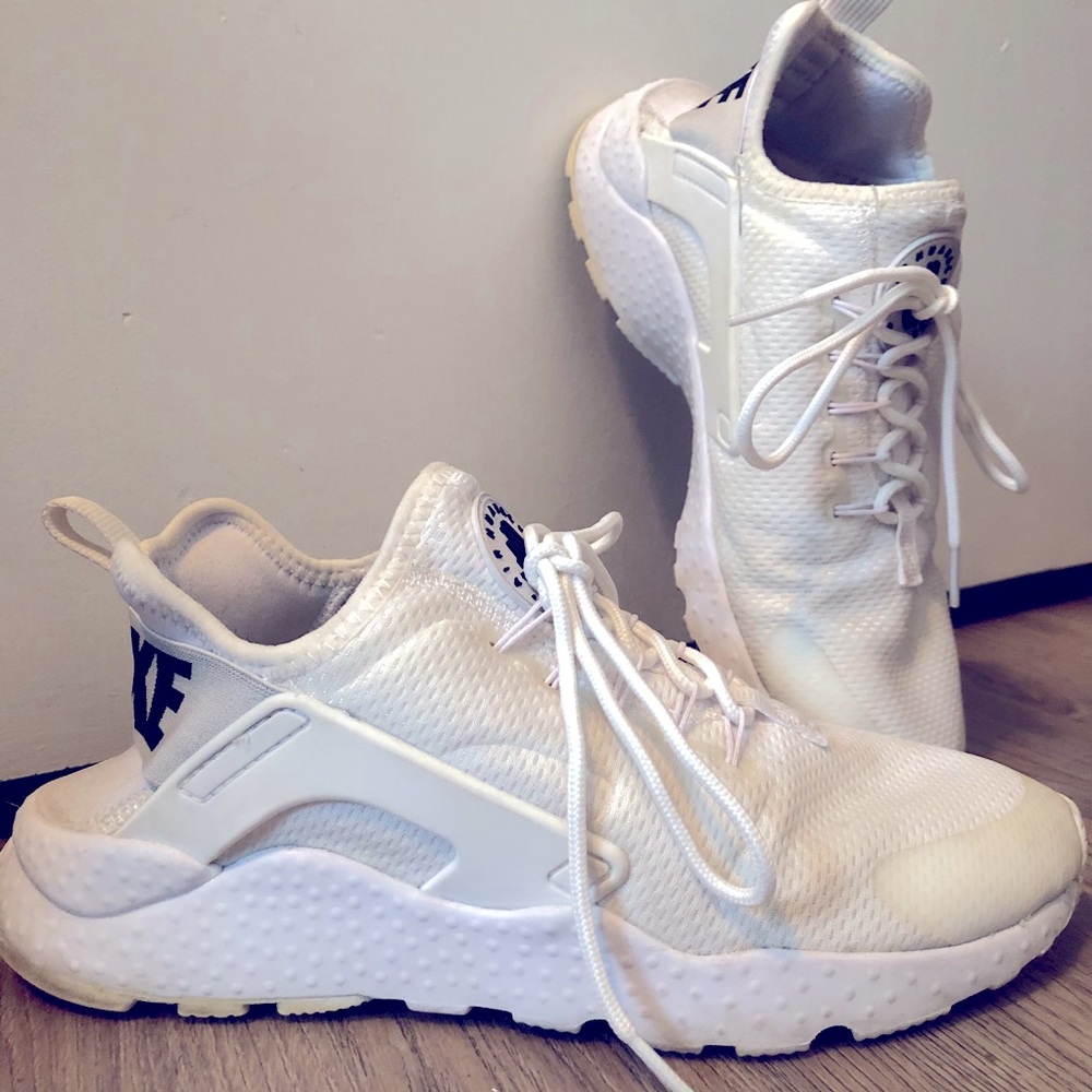 White Nike Air Huarache